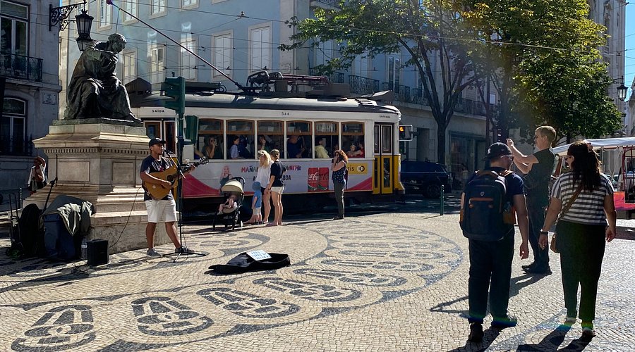 A busker in a park in Chiado