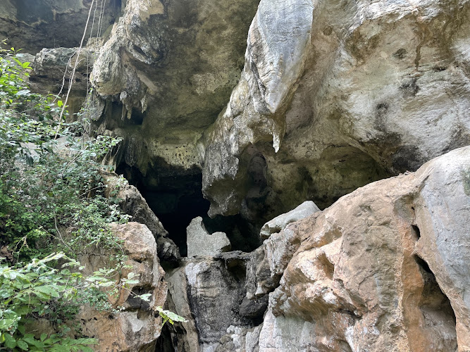 Amboni Caves