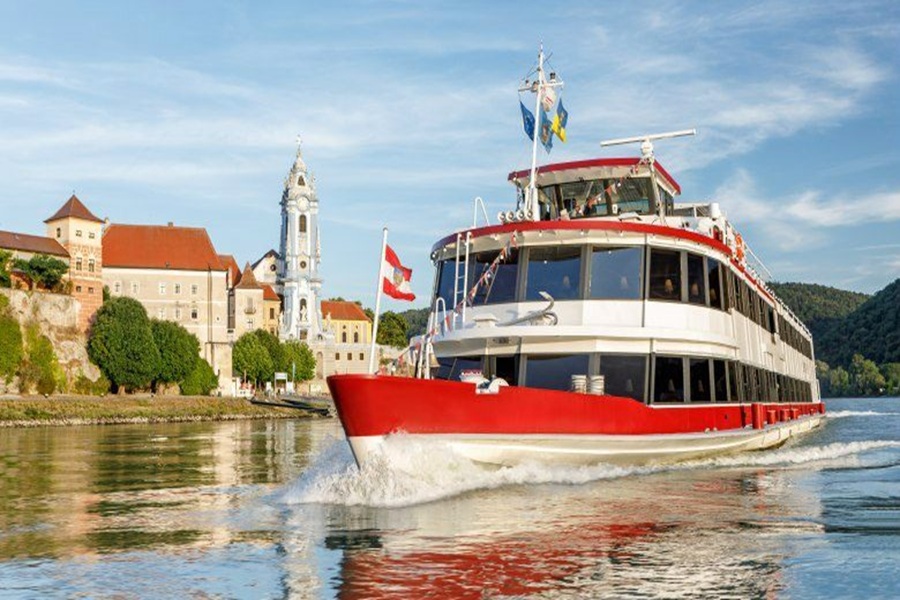 Boat ride on the Danube to Wachau Valley