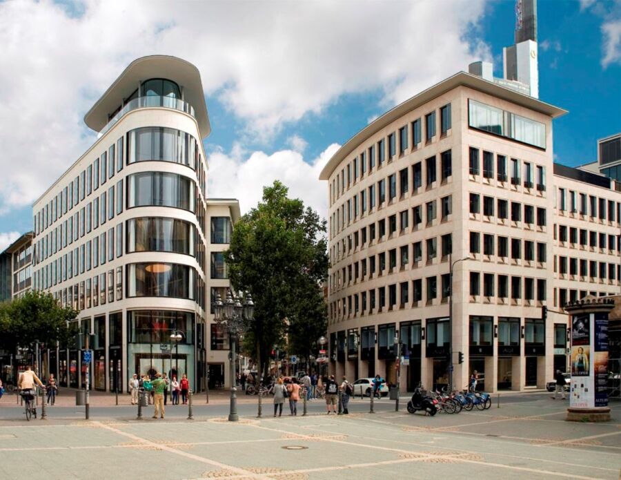 Boutique Paradise vs. Financial Districts