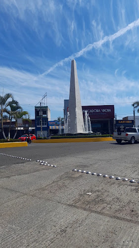 Fuente obelisco conmemorativo del 418 aniversario de la fundación de Los Reyes de Salgado, Michoacán