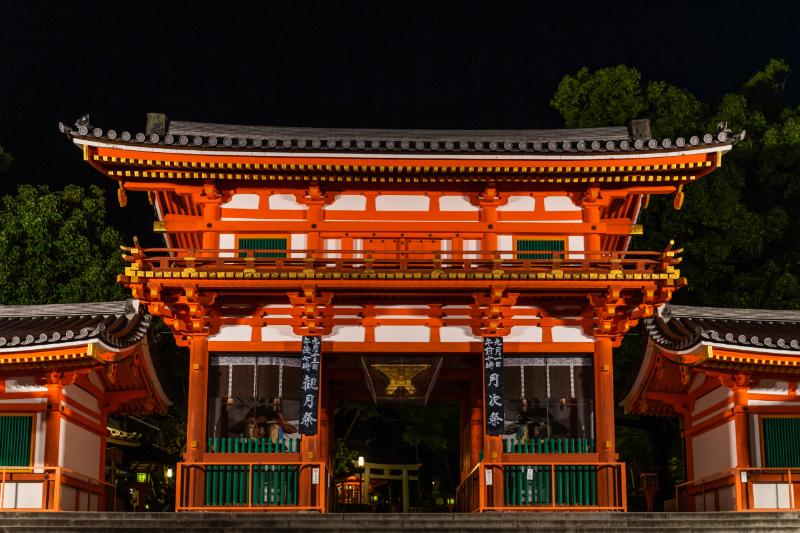 Hōzōmon Gate lighted at night