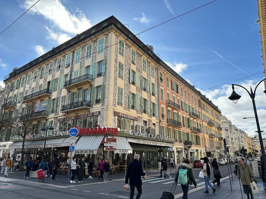 People and bustling Jean-Médecin (New Town)