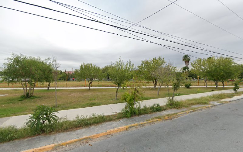 La plaza de los tubos naranjas