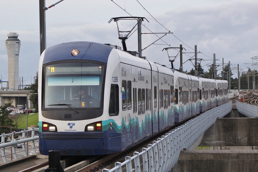 Link LRV 128 approaching Sea Tac Airport Station