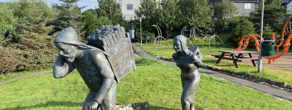 Maður við torvleypi og neytakona Travel Forum Reviews