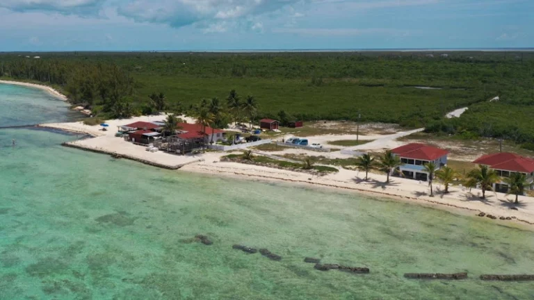 Paradise Cove Beach Resort – The Red Bar