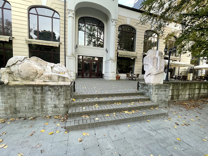 Poarta statuilor