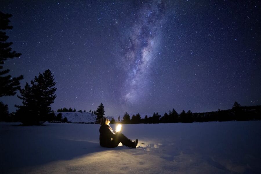 Solitary stargazing in the snow