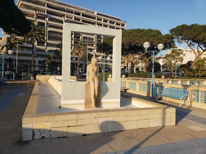 Statue - La Baigneuse