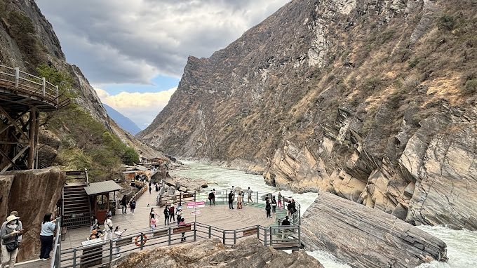 Tourists viewing the canyons at Tiger Leaping Gorge