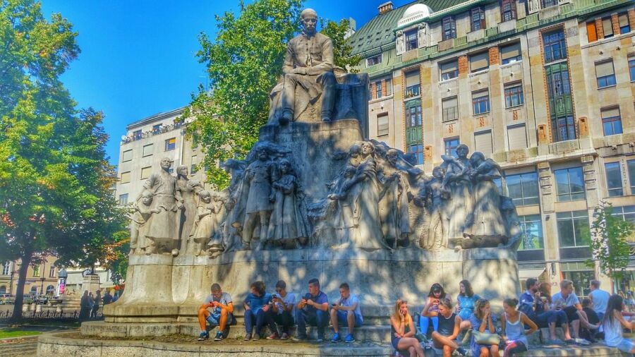 Vörösmarty tér with tourists seated 