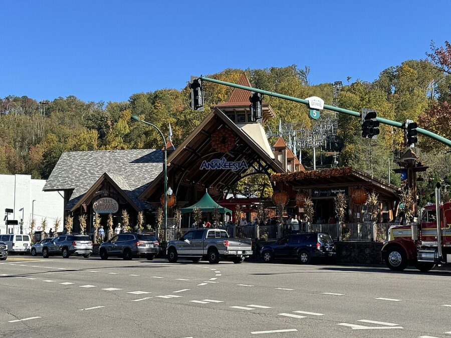 Anakeesta Gatlinburg street scene with cars parked along the curb in front of a building.