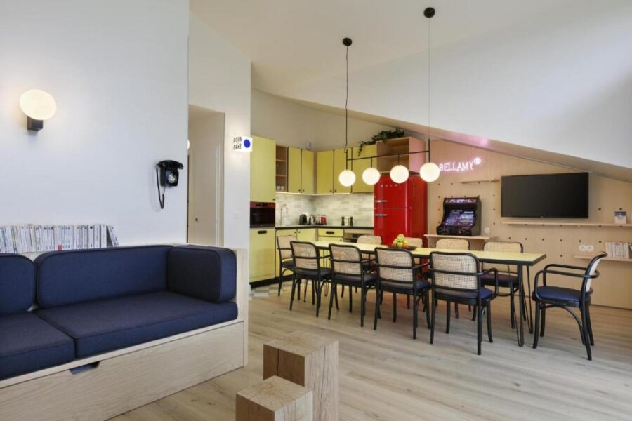 Modern kitchen and dining area in the Appart'hôtel Bellamy Chamonix, showcasing contemporary design and functionality.
