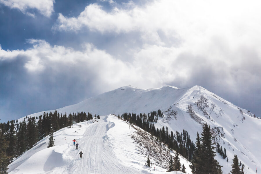Panoramic view of Aspen Highland Bowl, showcasing snow-covered ski slopes and surrounding mountain peaks
