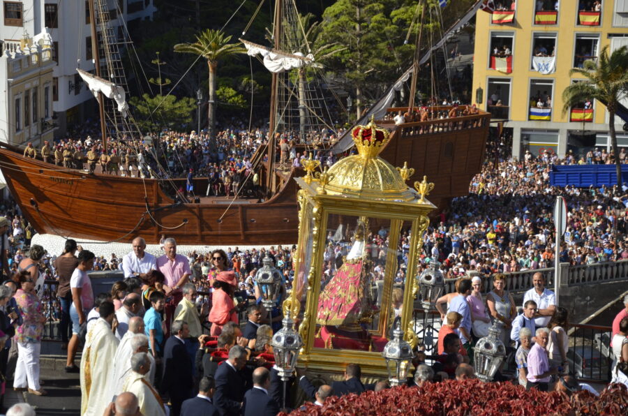 Bajada de la Virgen 2015 religious procession with golden carriage carrying Virgin statue and crowd.