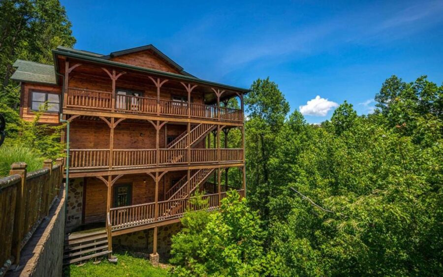 Bearskin Lodge in Gatlinburg, showcasing a large log home with a wide driveway and ample parking area.