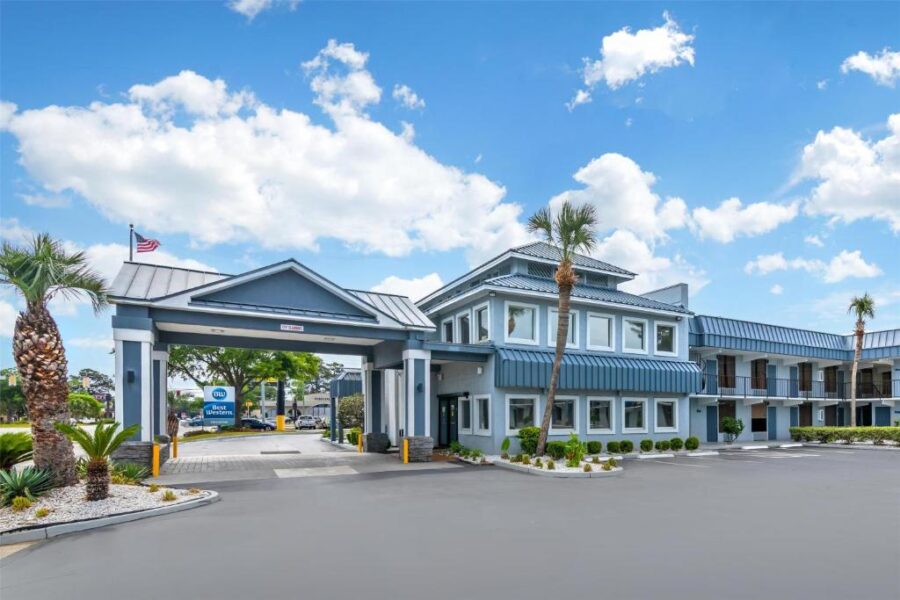 Front entrance of the Best Western Central Inn in Orlando, featuring a welcoming facade and landscaped surroundings.

