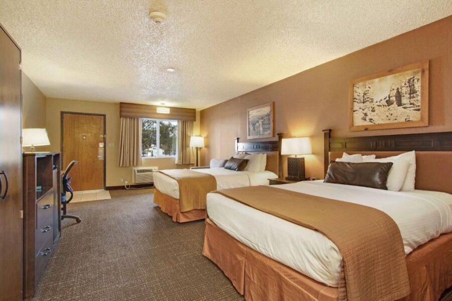 Best Western PLUS Lodge at the Lake, featuring a charming facade and scenic surroundings in Utah.