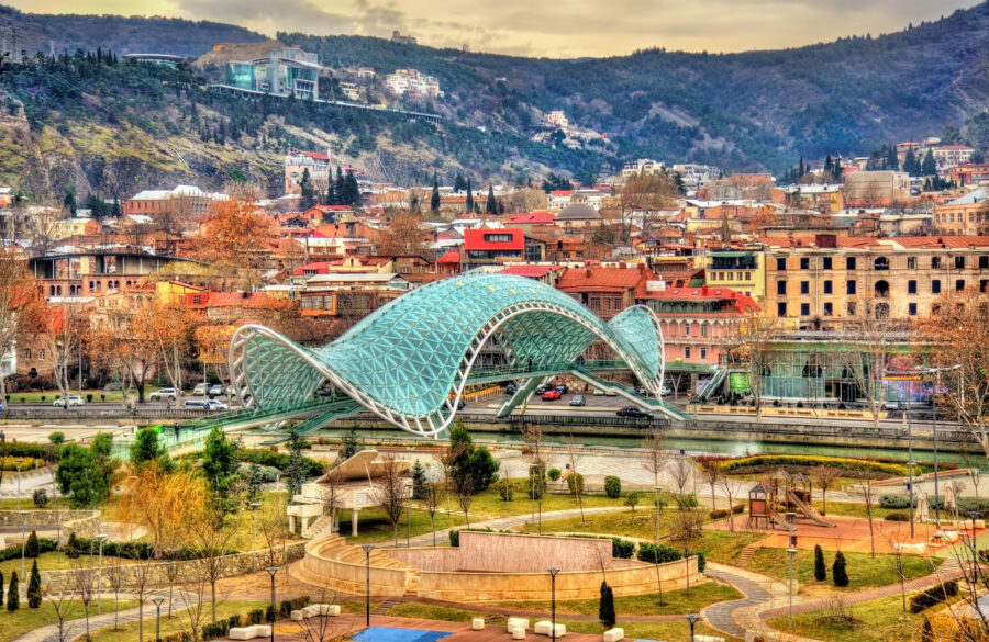 The Bridge of Peace, a contemporary architectural marvel in Tbilisi, Georgia, features a unique design and scenic river views.
