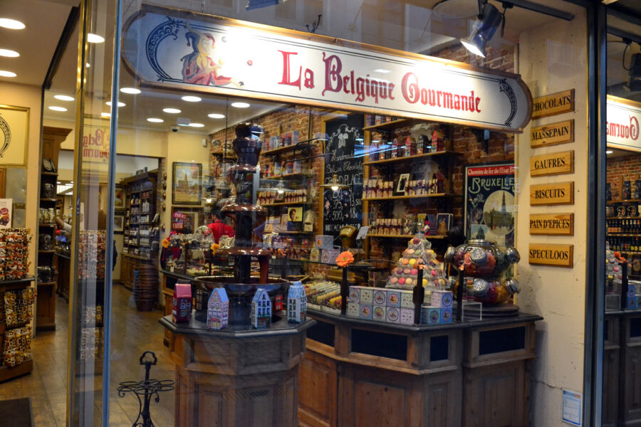 Shop window of "La Belgique Gourmande," a Brussels chocolate shop showcasing an array of chocolates and candies.