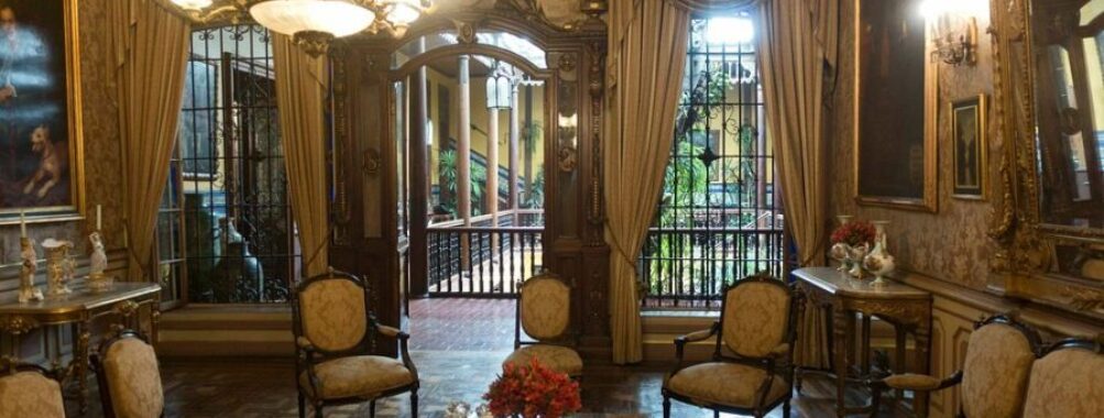 Casa de Aliaga Living room