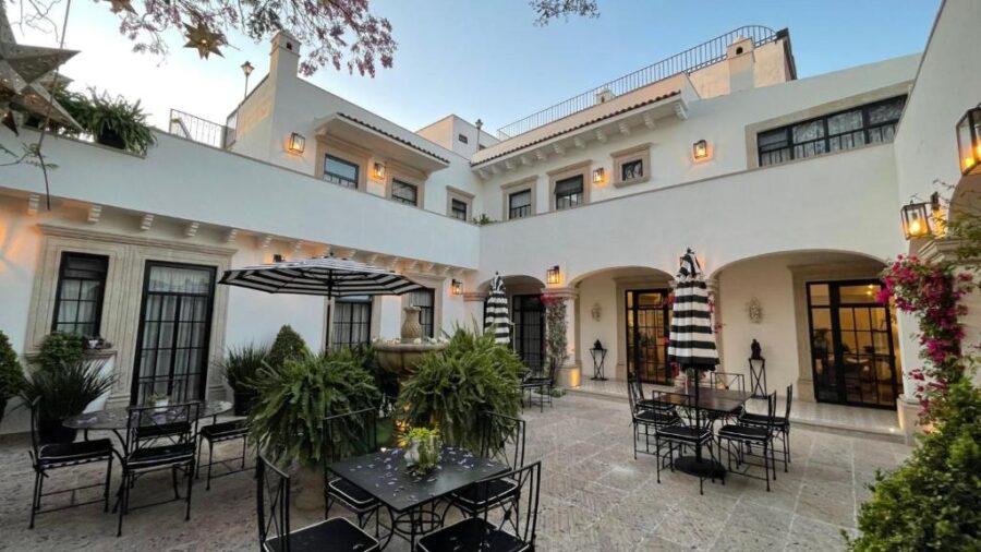 Outdoor courtyard at Casa Laní Luxury B&B with tables and chairs arranged for guests to enjoy the ambiance.
