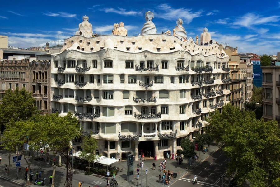 Casa Milà in Barcelona: Gaudís iconic, undulating façade with sculptural rooftop chimneys.