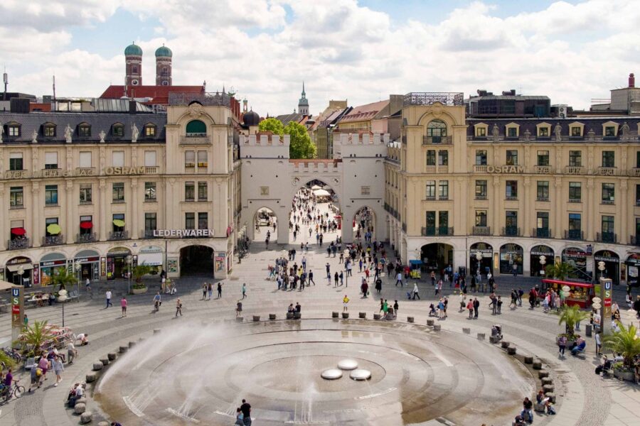 Karlsplatz (Stachus), Munich: city square with circular fountain and historic gate.