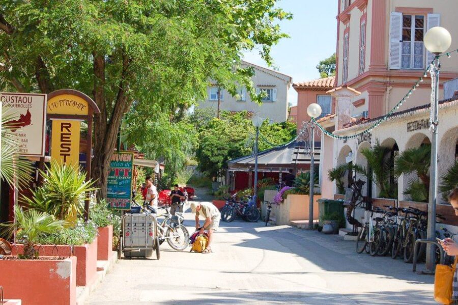 Exploring Toulon's Locale