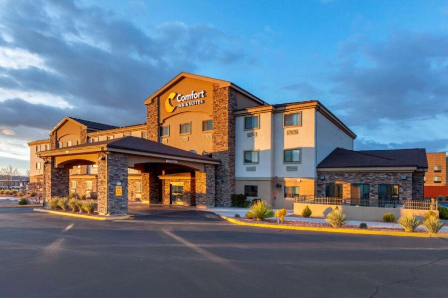 Sunset view and exterior of the Comfort Inn & Suites Page at Lake Powell
