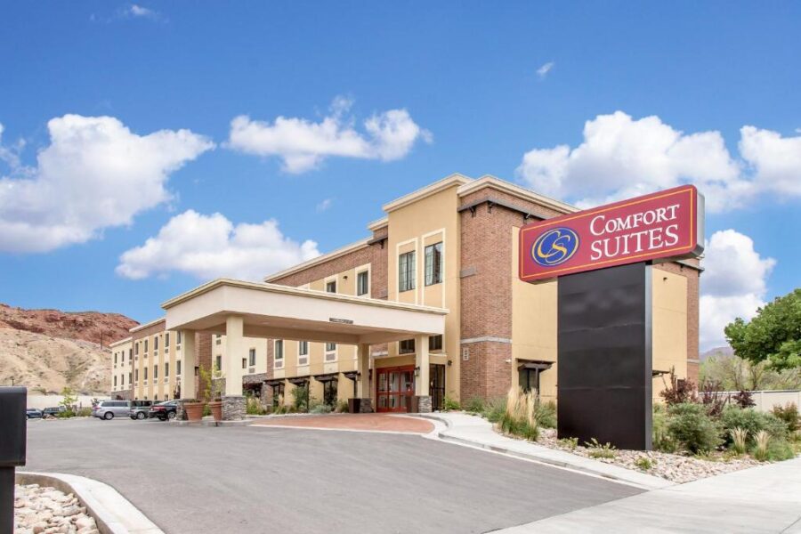 Comfort Suites Moab, a hotel located in Utah, near Arches National Park, featuring modern accommodations and amenities.
