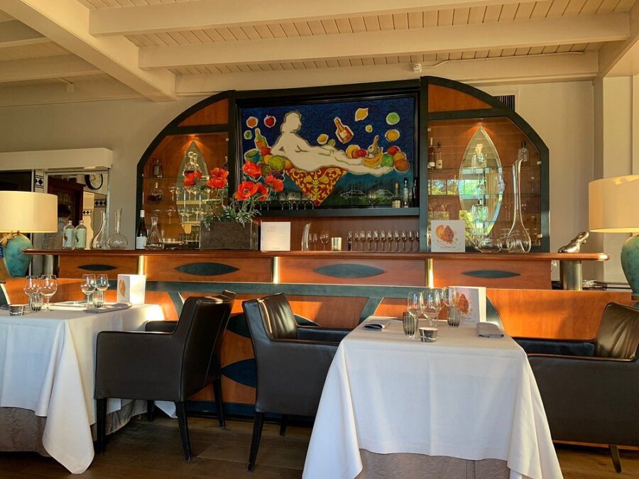 De Lindenhof restaurant interior featuring a large painting on the wall, located at Giethoorn