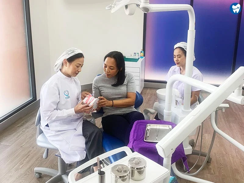 Modern dental clinic with professional consultation and advanced equipment.