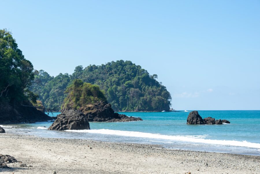 Vista panoramica della spiaggia di Espadilla Sud illuminata dal sole a Quepos, Costa Rica