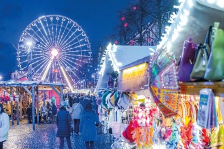 ferris wheel market evening