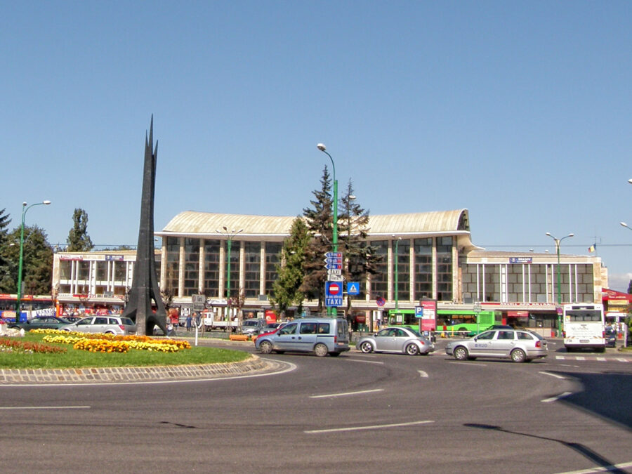 Expansive blue sky seen from Gara Brasov, Romania, reflecting a clear and sunny day.