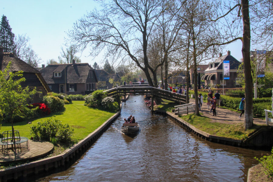 giethoorn the netherlands canal
