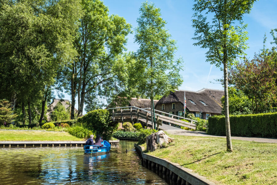 Giethoorn's picturesque old town showcases canals and thatched-roof houses, highlighting the charm of this Dutch village.
