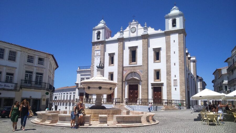 Giraldo Square Fountain