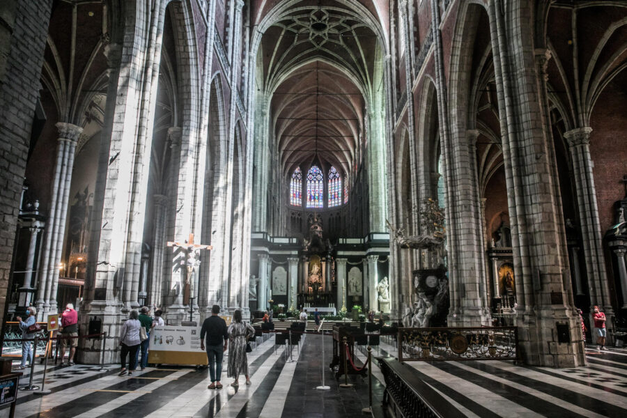 St. Bavos Cathedral Gothic nave with stone columns, ribbed vaults, and stained-glass apse.