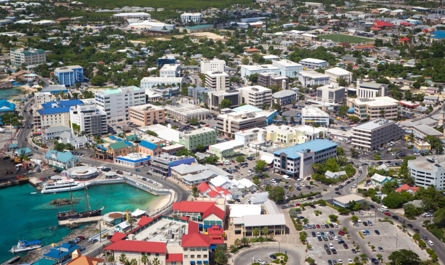 Panoramic view of the coast of Grand Cayman, with its clear waters and sand formations along the shore