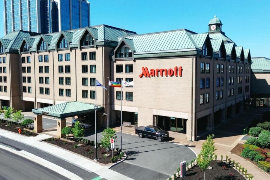 The Marriott Hotel in downtown Philadelphia, showcasing its modern architecture and welcoming entrance.