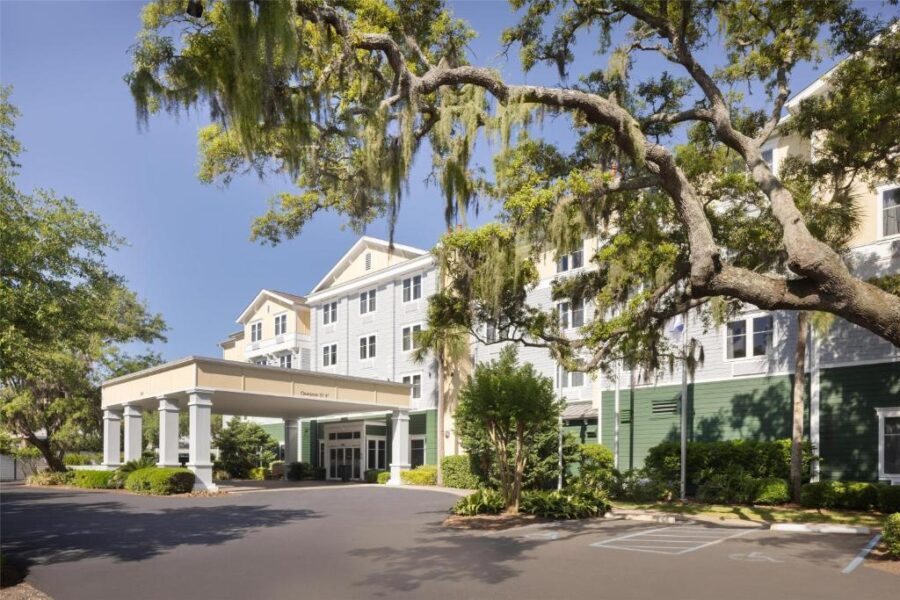 Exterior view of the Holiday Inn hotel in Savannah, GA, featuring a welcoming entrance and landscaped surroundings.