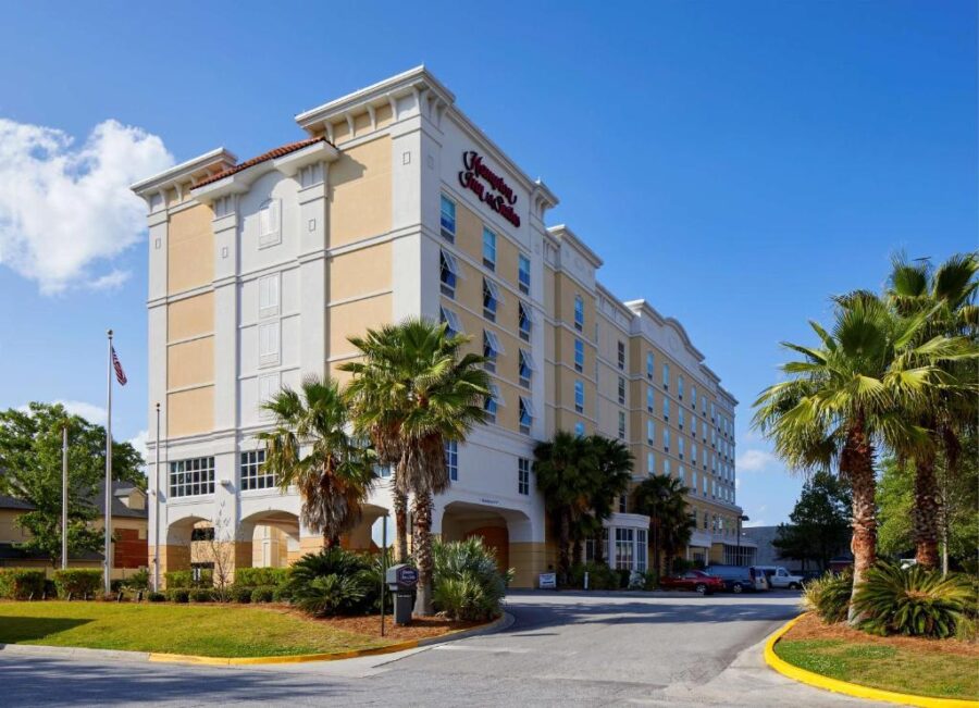 Front view of Hampton Inn & Suites Jacksonville, featuring a contemporary facade and inviting entrance area.
