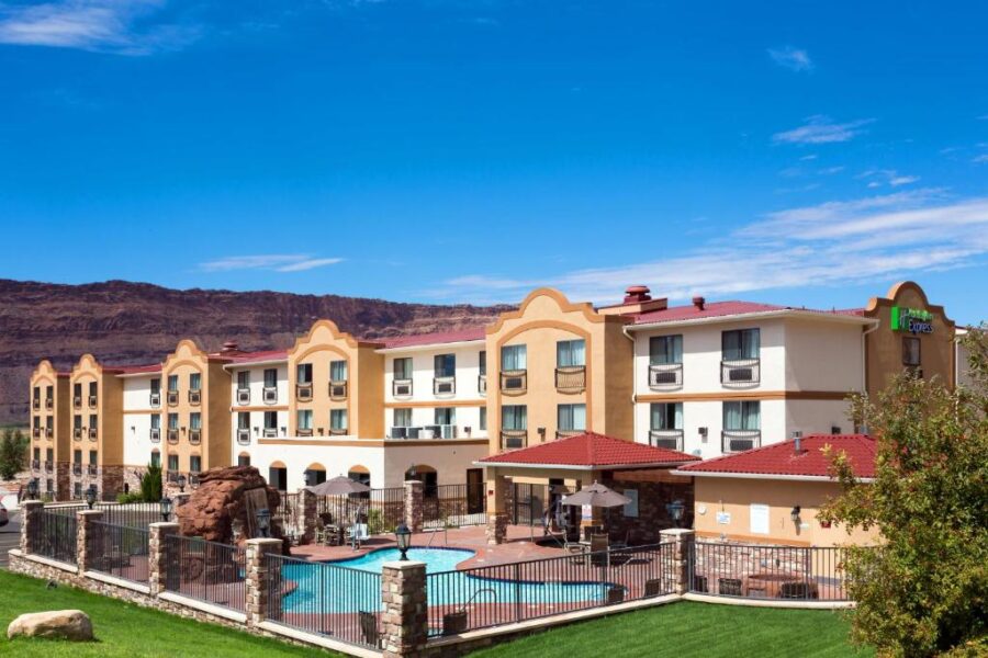 Holiday Inn Express Hotel & Suites Moab in Utah, featuring modern architecture and a welcoming entrance.
