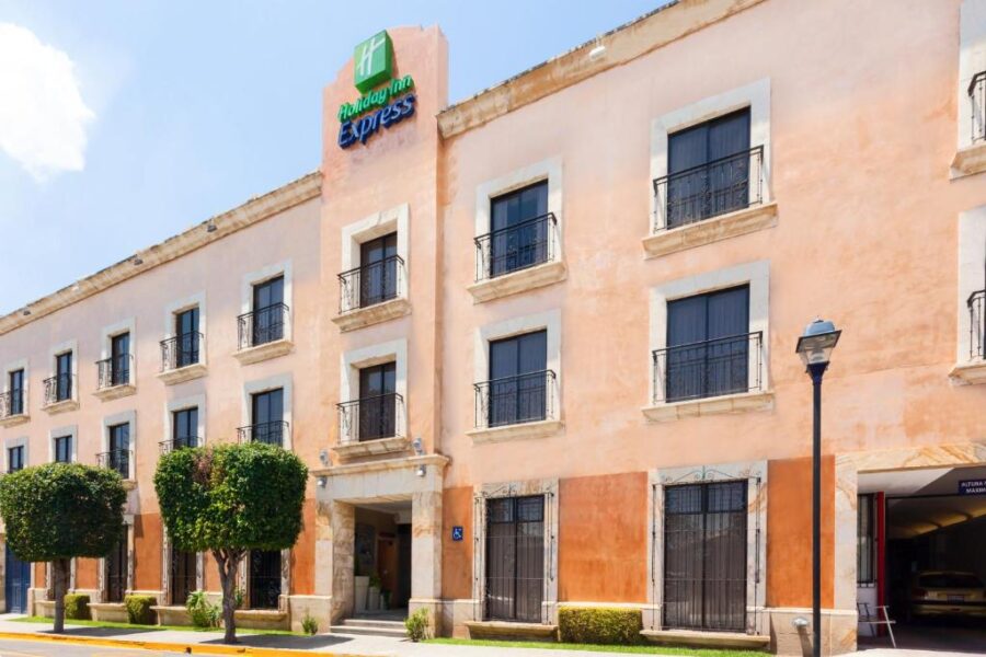 Holiday Inn Express Oaxaca - Centro Historico hotel exterior, showcasing modern architecture in a vibrant Mexican setting.
