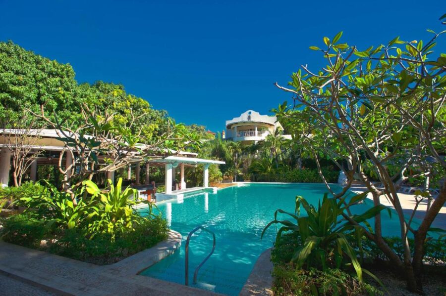 Pool side view at Hotel Tamarindo Diria Beach Resort