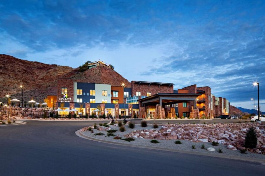 Exterior view of Hyatt Place Moab at dusk, showcasing the building's architecture against a twilight sky.