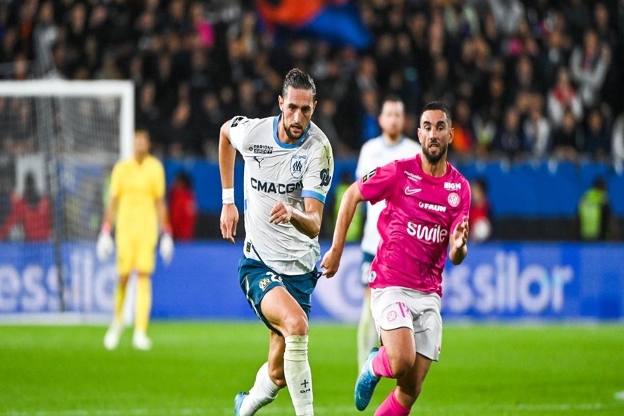 Olympique de Marseille vs. Montpellier: Intense football action showcasing athleticism and competitive spirit.